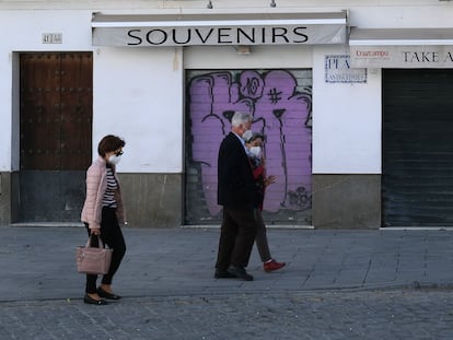 Tienda de Souvenirs cerrada en el centro de Sevilla, la semana pasada.