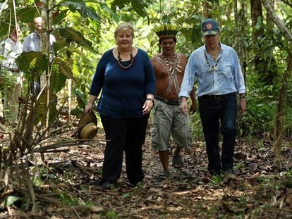 El presidente de Colombia, Juan Manuel Santos, y la primera ministra de Noruega, Erna Solberg, recorren un resguardo indígena en el Amazonas
