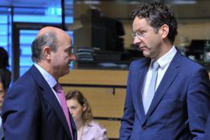 El ministro de Econom&iacute;a, Luis de Guindos, conversa con el presidente del Eurogrupo, Jeroen Dijsselbloem.