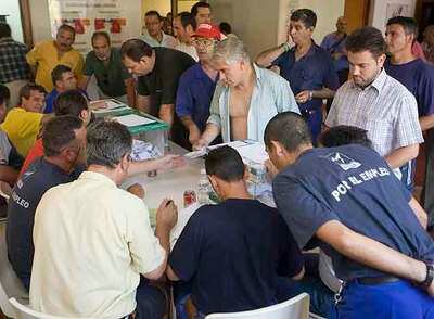 Trabajadores de Delphi votan el preacuerdo para el cierre de la factoría de Puerto Real (Cádiz).