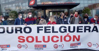 Manifestación de trabajadores de Duro Felguera el pasado 1 de octubre frente a la sede de la empresa en Gijón.