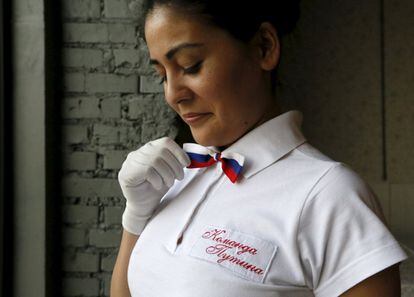 Una de las camareras posa con el uniforme del President Cafe, compuesto por un polo con su identificación bordada y una pajarita con los colores de la bandera rusa.