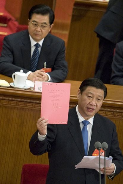 Xi Jinping habla en el cónclave del PCCh observado por Hu Jintao.
