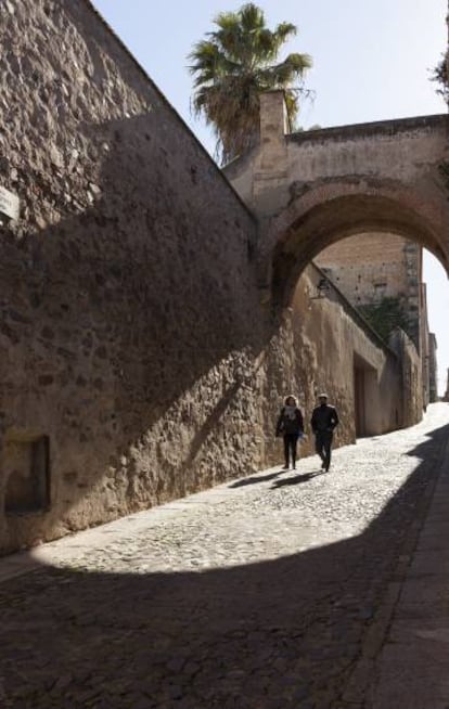 Calle de Adarve Obispo Álvarez de Castro, en el centro histórico de Cáceres.