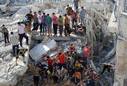 Residentes de Nuseirat intentan rescatar atrapados entre las ruinas de la mezquita de Al-Qassam, el 9 de agosto de 2014.