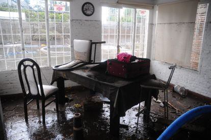 Vista de los daños causados en el interior de una vivienda tras las inundaciones en La Plata (Argentina).