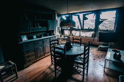 Interior de una casa afectada por el incendio.