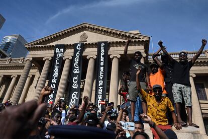 Protesters outside the presidential palace in Colombo. The president, Gotabaya Rajapaska – a member of the dynasty that has ruled the country for the last two decades – has presented his resignation to Parliament from Singapore, where he arrived this Thursday from the Maldives, after fleeing the country.