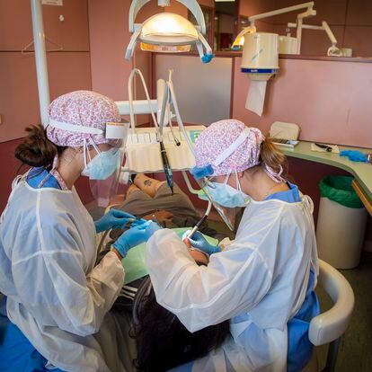 Alumnos de la Facultad de Odontología realizan prácticas en el edificio de la Universidad Complutense de Madrid el pasado mayo.