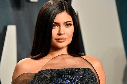 ¿Quién? Kylie Jenner ¿Inversiones de éxito? Pese a que fue acusada de inflar las cifras de su negocio cosmético, con apenas 18 años la más joven del clan Kardashian lanzó al mercado una línea de perfiladores y barras de labios bajo el nombre de Kylie Cosmetics que cosechó un éxito inusitado. La empresaria y celebrity vendió en noviembre del año pasado el 51% de su firma a la multinacional Coty por 600 millones de dólares. Fortuna estimada: 575 millones de euros.