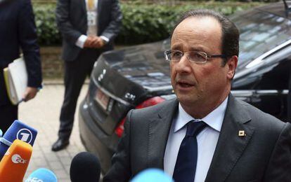 El presidente francés François Hollande habla con los periodistas a su llegada a la Cumbre Europea el jueves en Bruselas