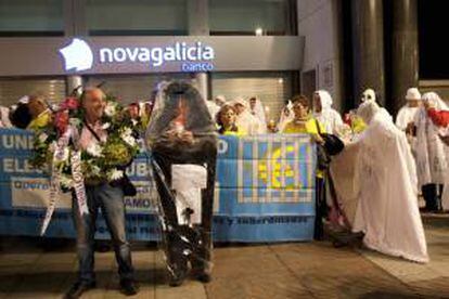 Manifestación de afectados por las participaciones preferentes de Novagalicia Banco que han simulado una procesión de "almas en pena", en vísperas del Día de todos los Santos, por las calles de Vigo.