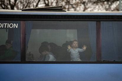 Un niño en la ventana del autobús, este viernes, en el paso fronterizo de Porubne para cruzar a Rumanía.