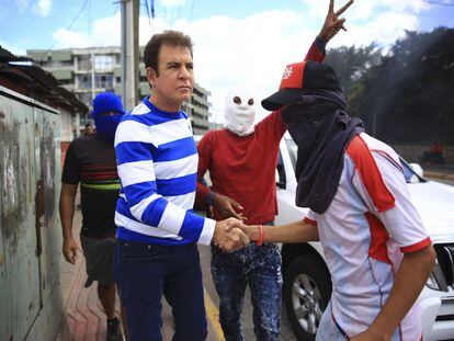 El candidato perdedor, Salvador Nasralla, saluda a manifestantes que bloquearon carreteras.