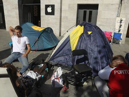 Fans de Apple esperan a la apertura mañana de una tienda de la empresa en Berlín.