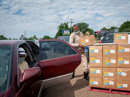 Reparto de cajas con alimentos en Marks (Mississippi), el pasado 24 de mayo.