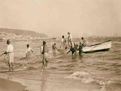 Pescadores en Haifa (Israel), en 1920.