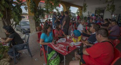 Los vendimiadores paran en Bail&eacute;n (Ja&eacute;n) en su camino hacia Francia.