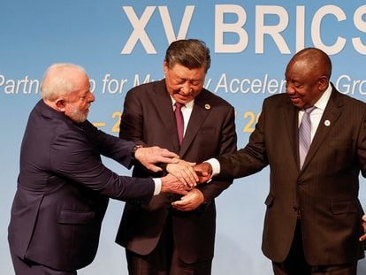 De izquierda a derecha: los presidentes de Brasil, Luiz Inacio Lula da Silva, China, Xi Jinping, y Sudáfrica, Cyril Ramaphosa, este miércoles en la cumbre de los países BRICS celebrada en Johannesburgo.