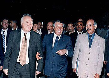El ministro de Exteriores español, Miguel Ángel Moratinos (izquierda), junto a su homólogo marroquí, Mohamed Benaissa.
