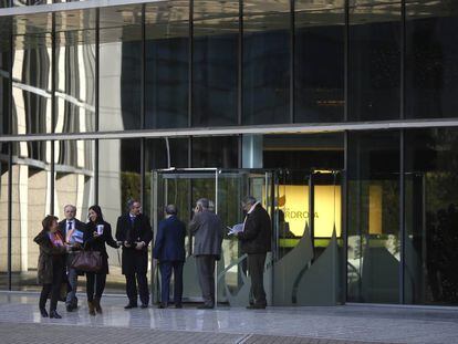 Trabajadores de Iberdrola saliendo de la oficina de la sede central en Madrid.