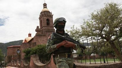 Este miércoles, un soldado afuera de la iglesia en Cerocahui, en la que fueron asesinados los dos sacerdotes.