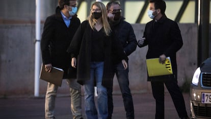 Pere Aragonès (derecha) y Elsa Artadi (centro), el pasado abril tras una reunión celebrada en la cárcel de Lledoners (Barcelona).