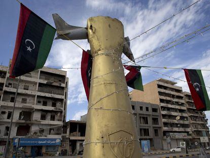 El monumento del puño dorado estrangulando un caza, símbolo antiimperialista de la Libia de Gadafi, en Misrata.