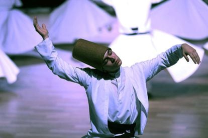 Un derviche realiza un ritual 'Sema' durante una ceremonia, una de las tantas que marca el 744 aniversario de la muerte de Mevlana Jalaluddin Rumi, el padre del sufismo que vivió en el siglo XIII, en el Centro Cultural Mevlana en Konya (Turquía).