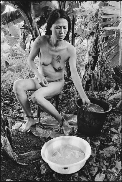 Prisionera bañandose, Myanmar, 2006, de Lu Nan.