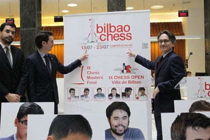 El concejal Xabier Otxandiano y el director foral de Turismo, Asier Alea, señalan el cartel del torneo junto al presentador, Santi González de la Torre.