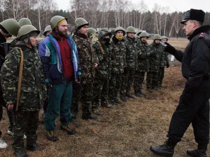 Un oficial ucranio habla a un grupo de reclutas, cerca de Kiev. 
