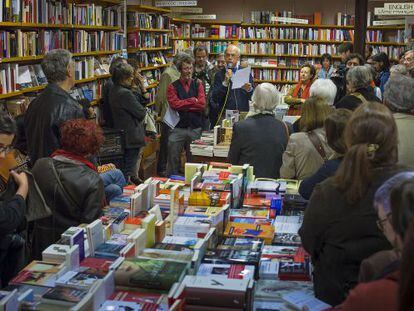 La librería Documenta se despide de la calle de Cassanyes para trasladarse al Eixample