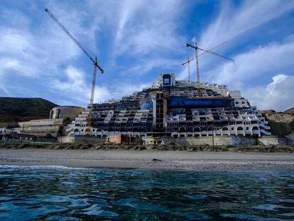 Vista del hotel en la playa de El Algarrobico, el 7 de diciembre.