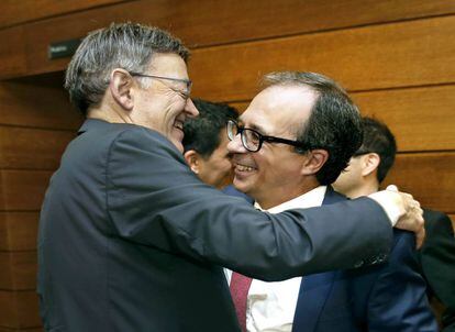 El presidente valenciano, Ximo Puig, felicita a Enrique Soriano. 