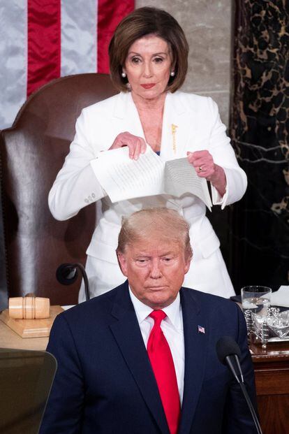  La presidenta de la Cámara de Representantes, Nancy Pelosi, de California, rompe su copia del discurso sobre el Estado de la Unión del presidente Donald Trump.