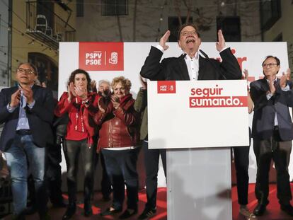 El líder de los socialistas valencianos Ximo Puig en la sede electoral anoche dirigiéndose a la militancia que celebró los resultados. 