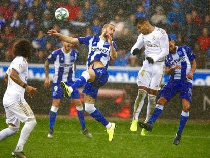 Duelo aéreo durante el partido que enfrentó, bajo fuertes lluvias, a Deportivo Alavés y Real Madrid en la jornada 15 en Mendizorroza.