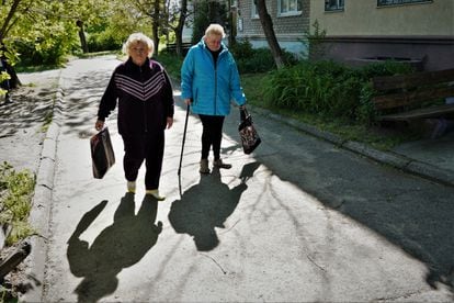 Raisa Stnelcova, 80, and Nadia Suslova, 72, two residents of Nikopol, in the Dnipropetrovsk province.