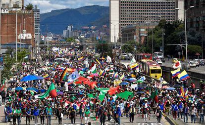 Grupos indígenas y estudiantiles, este miércoles, durante la protesta en Bogotá.