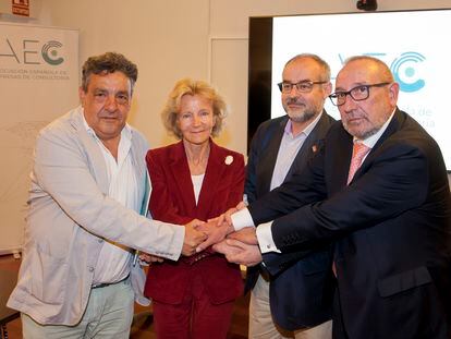 De izquierda a derecha: Antonio Oviedo (UGT), Elena Salgado (AEC), José María Martínez (CCOO) y Juan Ramón Navarro (ANIMES).