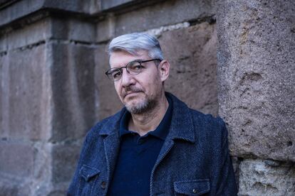 El escritor Emiliano Monge posa para una fotografía en Ciudad de México, en noviembre de 2018.
