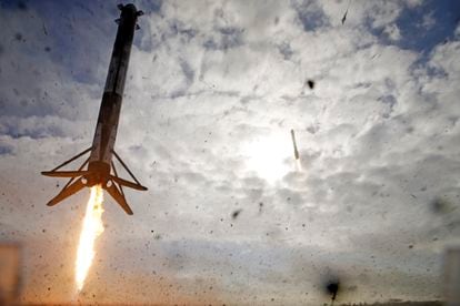 Uno de los dos cohetes del Falcon Heavy lanzado el 1 de noviembre en el aterrizaje de regreso.
