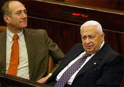 El primer ministro israelí, Ariel Sharon (derecha), y el viceprimer ministro, Ehud Olmert, en el Parlamento en 2004.