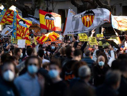 Protesta este sábado en la capital de aficionados del Valencia CF contra el máximo accionista del club Peter Lim.
