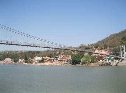 El puente colgante sobre el río Ganges.