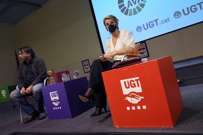 La vicepresidenta segunda y ministra de Trabajo, Yolanda Díaz (a la derecha), durante el encuentro que mantuvo con el secretario general de UGT de Cataluña, Camil Ros, el miércoles en Barcelona.