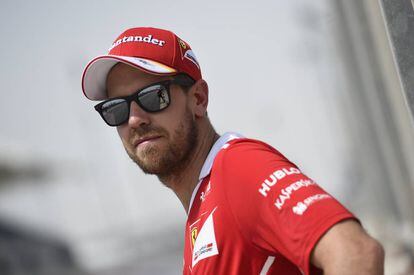 El piloto de Fórmula 1 Sebastian Vettel con el nuevo modelo que Ray-Ban ha creado junto a Ferrari.