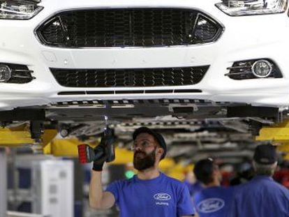 Trabajadores de Ford en la factor&iacute;a de Almussafes (Valencia).