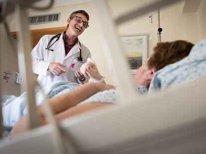 El médico Mariano Masciocchi cantándole a una paciente en la Clínica Zabala, en el barrio de Colegiales, en Buenos Aires, el pasado 17 de octubre.